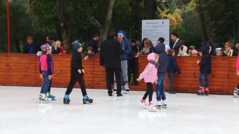 Bucuria celor mici! Patinoarul sintetic din Parcul Copiilor este deschis-VIDEO