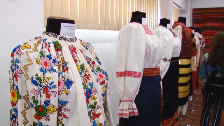 Costume populare expuse la Muzeul Satului Bănățean de un ...