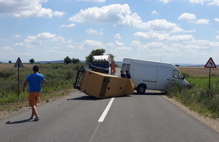 Accident soldat cu un drum judeţean blocat, în vestul țării