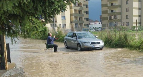 La pescuit în ape învolburate! Ce-a făcut un locuitor din Alba -Iulia în mijlocul inundațiilor din oraș Video