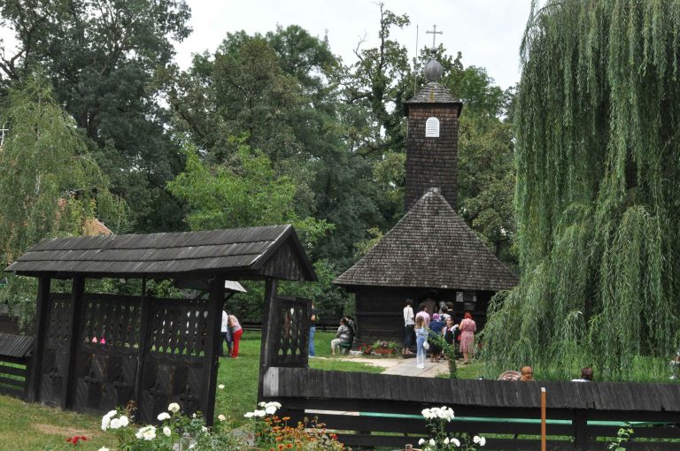 Timișorenii au ales să asiste la slujba de Sfânta Maria la biserica din lemn de la Muzeul Satului Bănățean