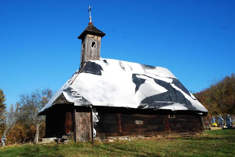 Ambulanța pentru Monumente intervine pentru salvarea unei biserici de lemn din vestul țării