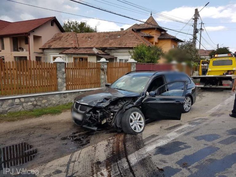 Cinci persoane au ajuns la spital după ce un șofer a intrat pe sens opus