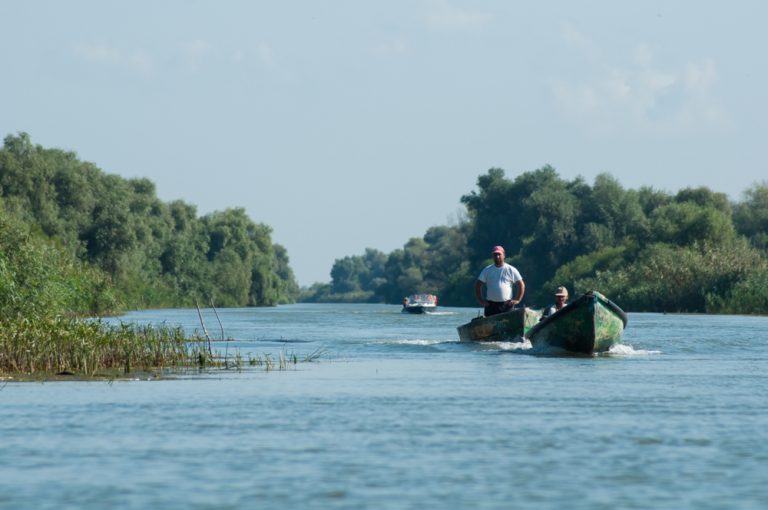 Un bărbat din Arad a murit tăiat de elicea bărcii în care era la pescuit în Delta Dunării