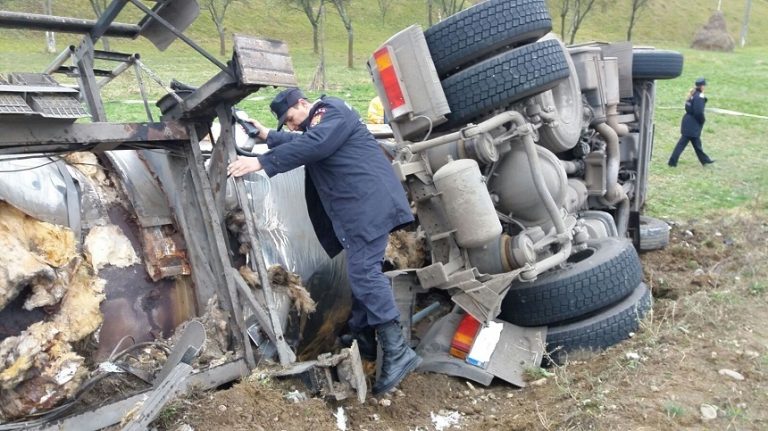 Accident rutier între un autoturism şi o cisternă încărcată cu dioxid de carbon