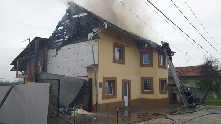 Au rămas fără acoperiș la casă, din cauza unui incendiu