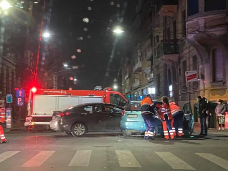 Accident la ceas de seară, aproape de centrul Aradului. O femeie a ajuns la spital FOTO