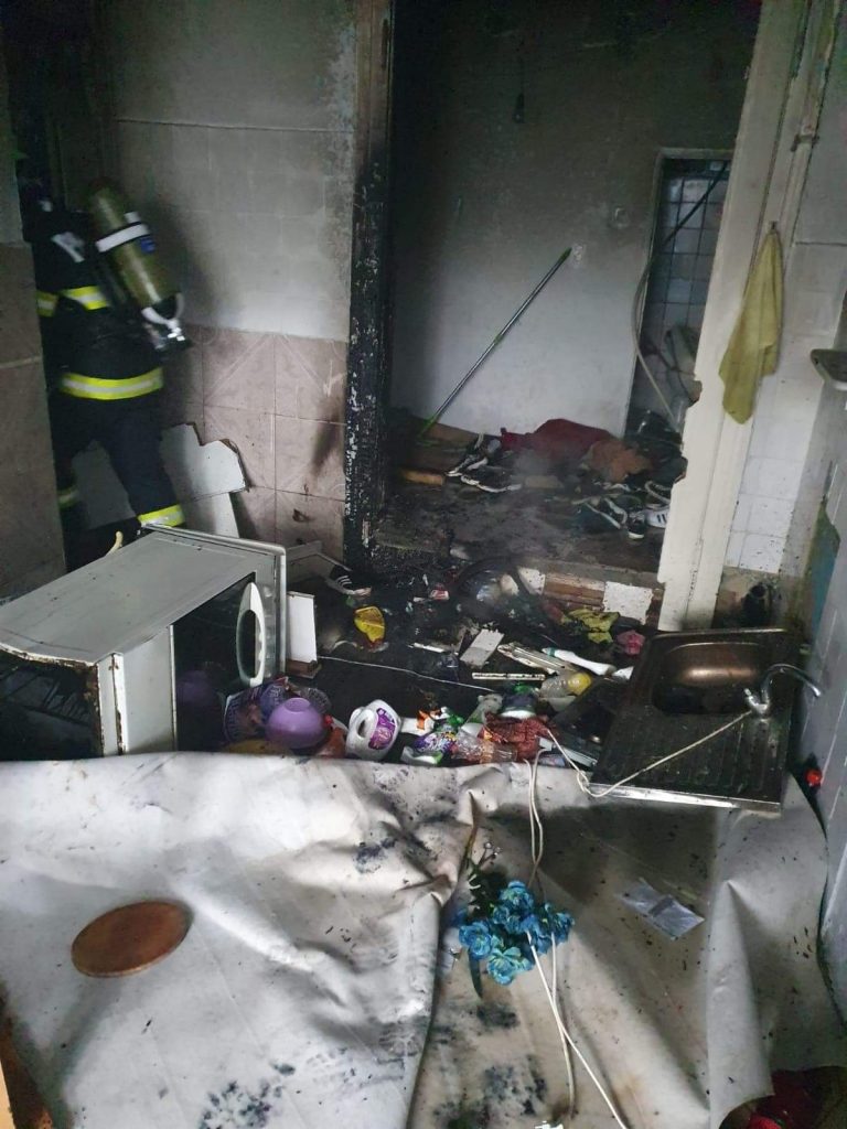 A incendiat un apartament, dar pompierii au salvat locuința