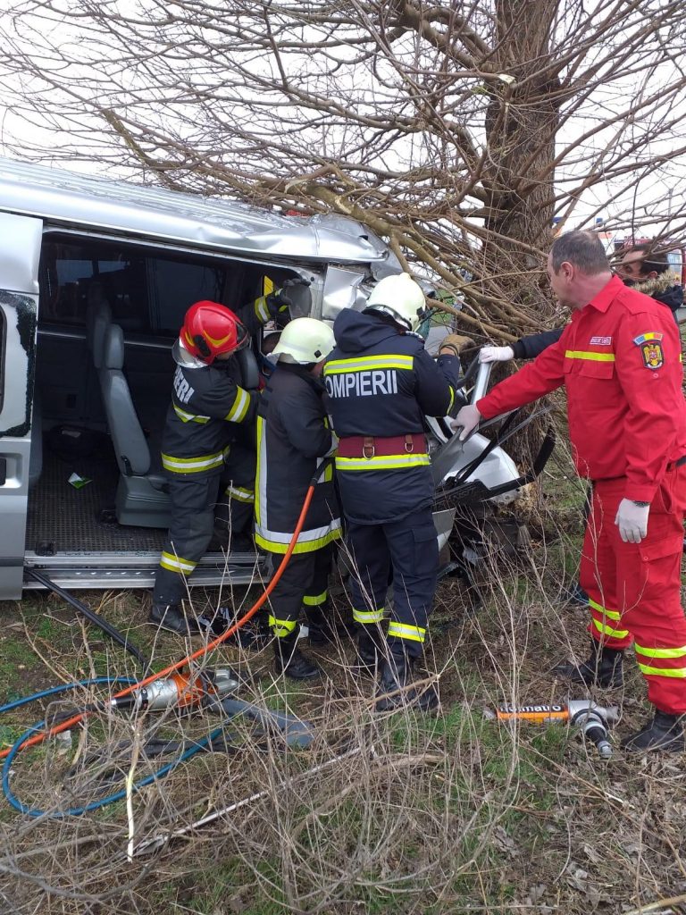 UPDATE. Accident grav, un copil de 10 ani a ajuns la spital, o persoană a rămas încarcerată