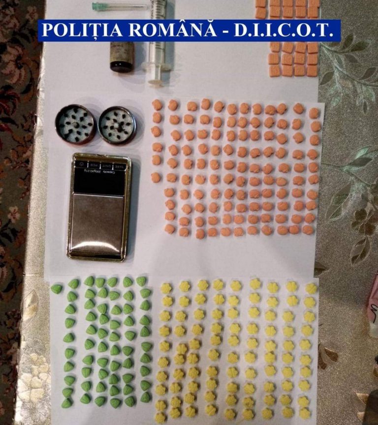 Sute de comprimate de ecstasy și alte droguri, găsite în Timișoara 