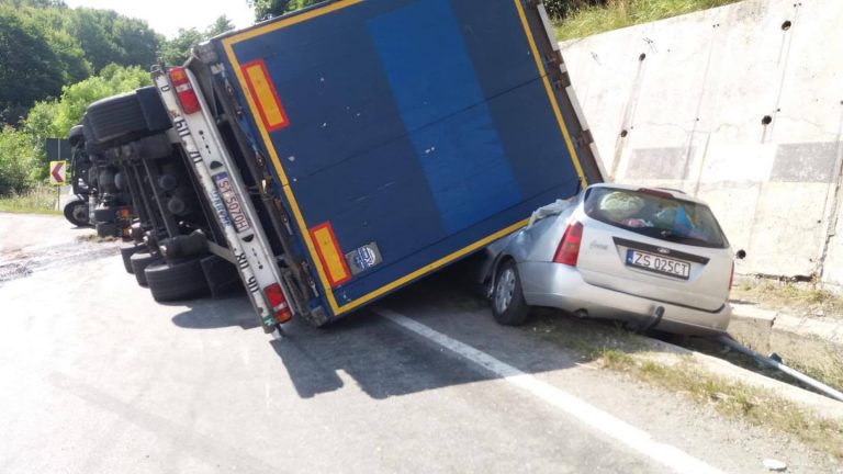 Mașină zdrobită de un TIR care s-a răsturnat