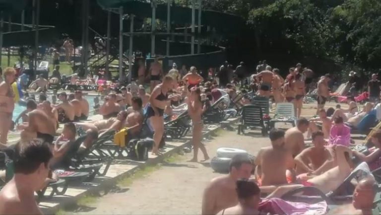 Turiștii au uitat de distanțarea socială. Aglomerație la piscinele din vestul țării