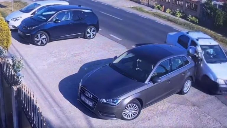 Momentul în care un ciclist este strivit între două mașini. Gestul șoferului ar fi fost intenționat VIDEO