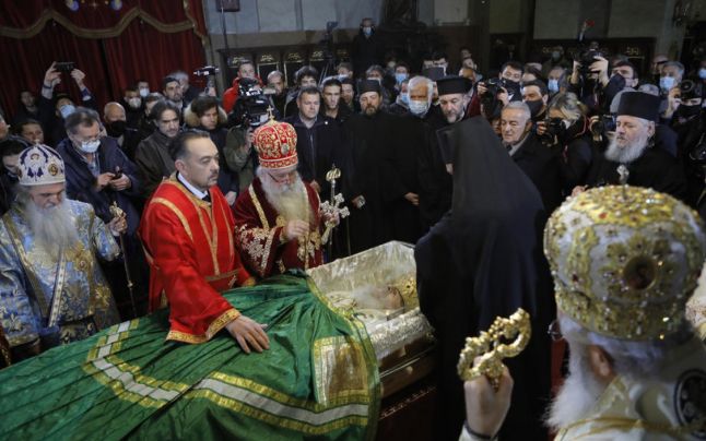 Mii de credincioşi sârbi la catafalcul patriarhului Irineu, decedat din cauza COVID-19: „E ceva ce nimeni nu poate interzice“