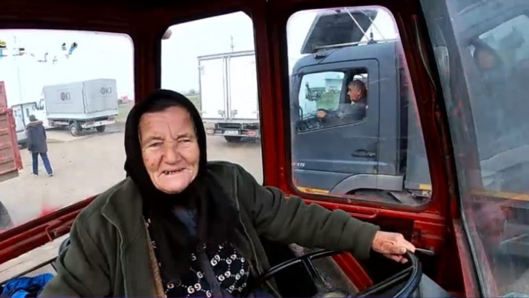 Tanti Mița, tractoristă la 76 de ani