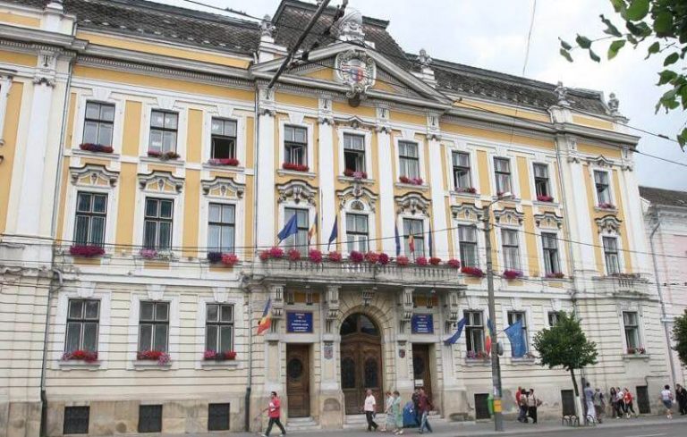 Salarii regești plătite la o primărie din România. Primarul câștigă mai mult decât primul-ministru!