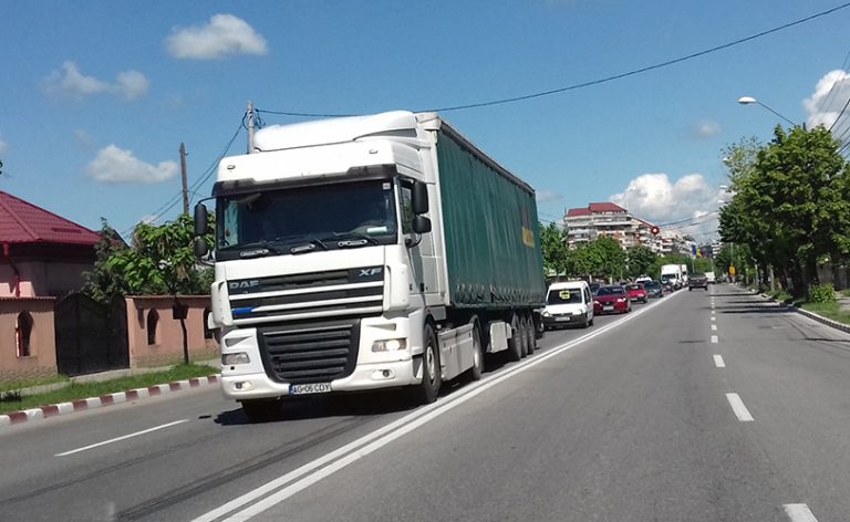 Arad | Circulaţia camioanelor de mare tonaj, interzisă pe drumurile judeţene în perioadele de caniculă