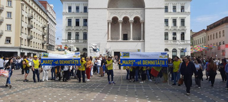 Dascălii au mărșăluit pe străzile orașului pentru demnitatea lor | FOTO-VIDEO