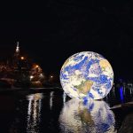 Instalația britanicului Luke Jerram, Floating Earth, a plutit pe Bega în 2023