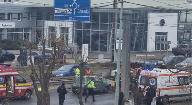 Accident teribil la ieșirea din Timișoara: Doi oameni au fost luați pe sus de o șoferiță de aproape 90 de ani