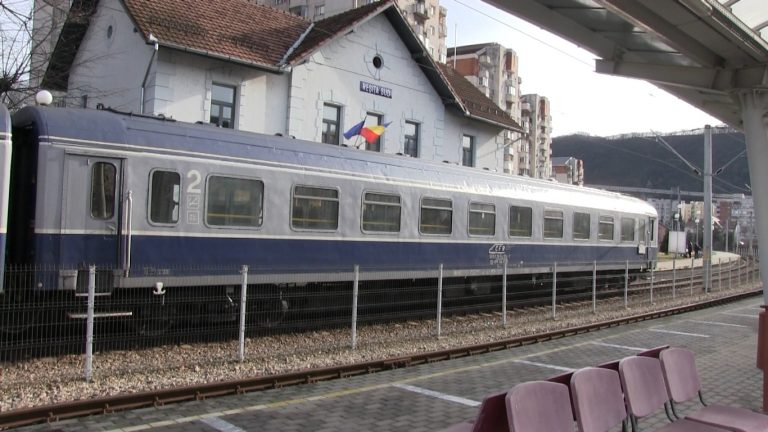 Rușinea călătoriei cu trenul pe distanța Timișoara-Reșița, care durează aproape 4 ore în prezent, pe cale de a fi ,,spălată!” O asociere între autoritățile locale ar putea schimba lucrurile in bine, în viitorul apropiat