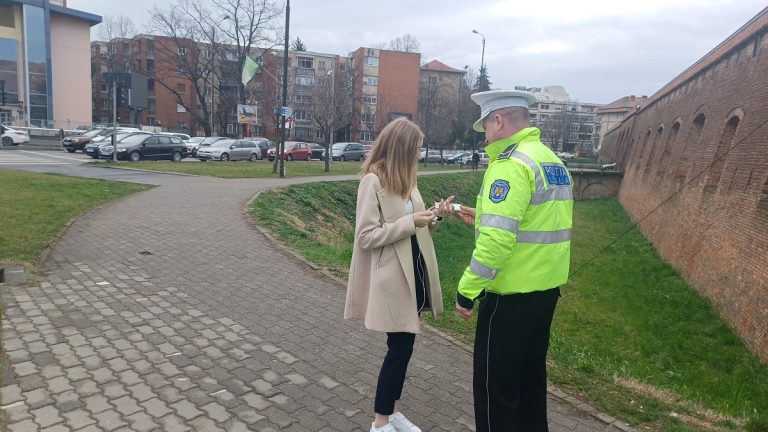 Polițiștii locali au dăruit mărțișoare doamnelor și domnișoarelor în mijloacele de transport, în piețe, în zona Cetate și în trafic!
