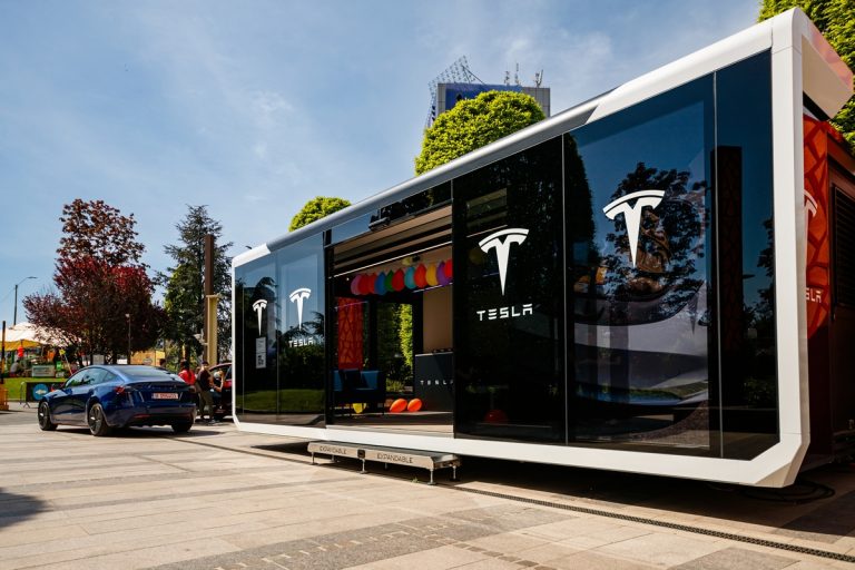 Primul Tesla Pop-Up Store din România s-a inaugurat în Iulius Town Timișoara. Programează-te pentru un test-drive cu Modelul Y și Modelul 3!