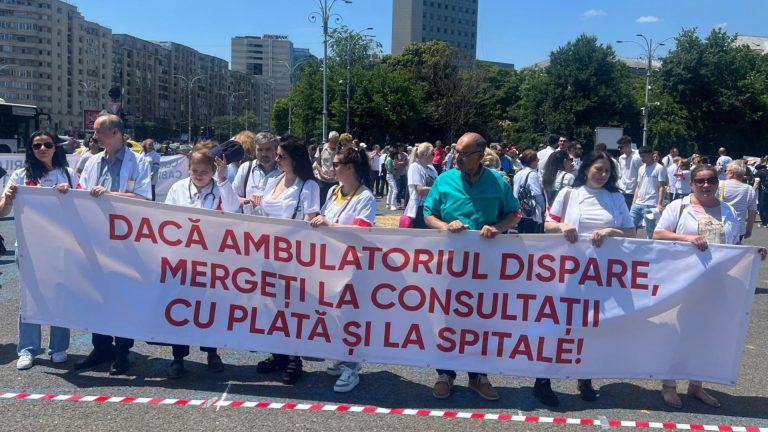 FOTO |  Proteste în Piața Victoriei! Medicii de ambulator s-au săturat