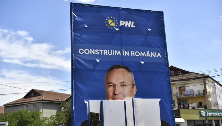 Șeful liberalilor, Nicolae Ciucă, îi ia fața lui Ciolacu!  El și-a lansat, semioficial, campania pentru prezidențiale prin panouri publicitare pe autostrăzi și pe internet