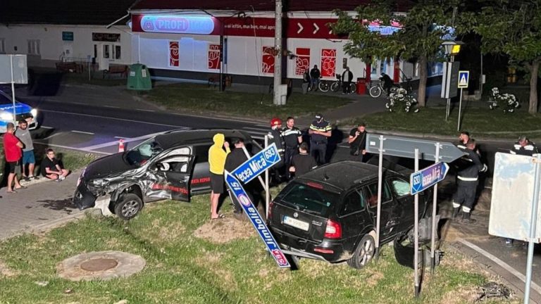 FOTO | Accident într-o localitate din Timiș. O femeie a ajuns la spital