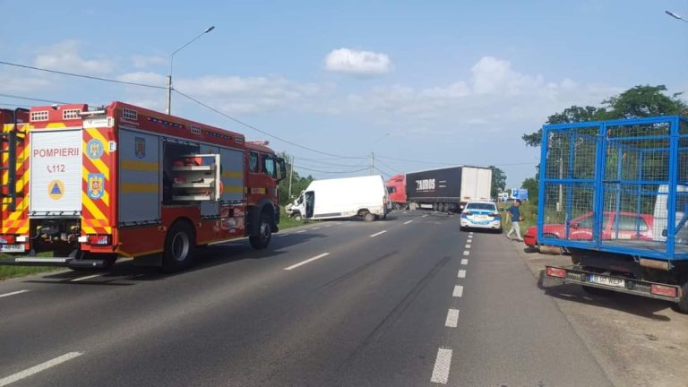 Accident grav în Remetea Mare! Una dintre victime, blocată între fiare