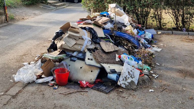 Groapa de gunoi clandestină de pe strada Răsăritului n-a mai văzut o firmă de curățenie de 3 săptămâni