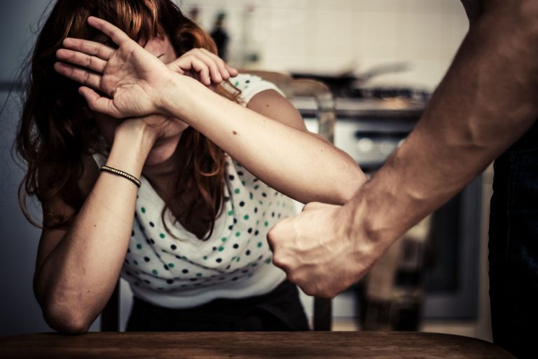 Violență domestică extremă în vestul țării. O tânără a fost lovită de soț cu o crosă de golf