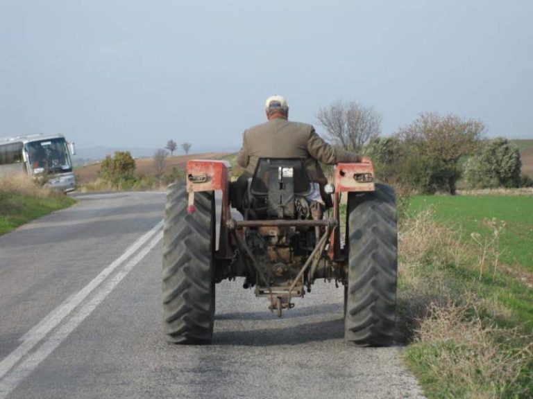 Trei dintr-o lovitură! Infracțiunile bifate de un fermier din Timiș, în timp ce conducea liniștit tractorul