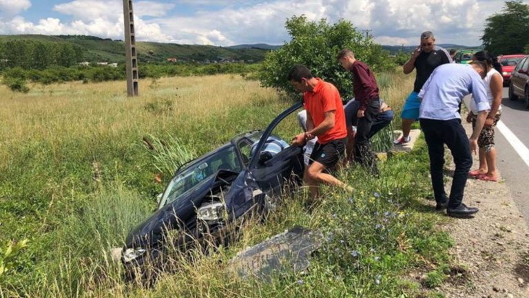 Un șofer din Timiș a intrat cu mașina în șanț! Cu el mai erau alți trei pasageri