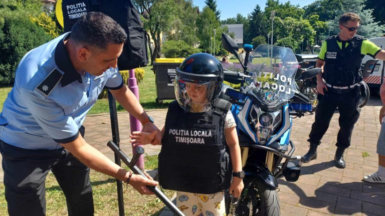 FOTO | De ziua lor, copiii au descoperit meseria de polițist local. O încântare atât pentru cei mici, cât și pentru cei mari