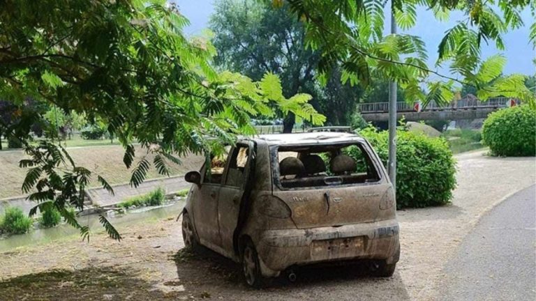 Un Matiz a fost scos din apă de pompieri. Cum a ajuns mașina în canalul Bega?