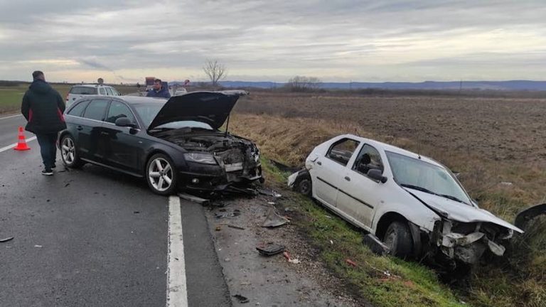 Un bărbat și o femeie, răniți într-un accident de mașină