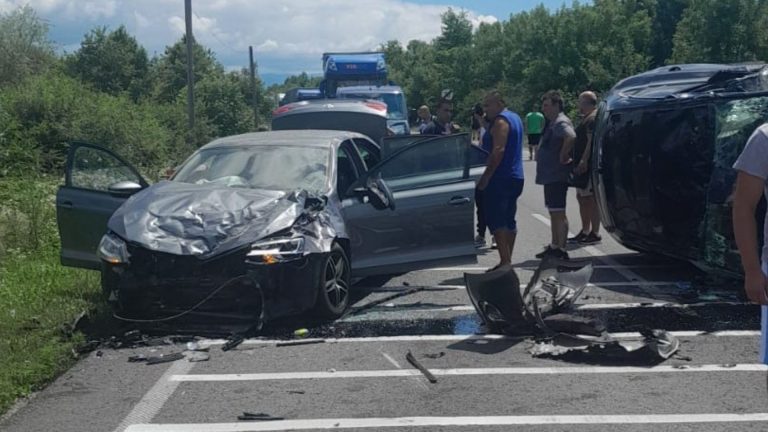 FOTO | Accident grav în Caraș – Severin. Trei adulți și un copil au ajuns la spital