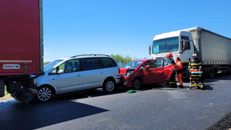 FOTO | Carambol pe DN 68 A Margina – Coșava! Două mașini și două autotrenuri s-au ciocnit pe tronosnul de drum proaspăt asfaltat