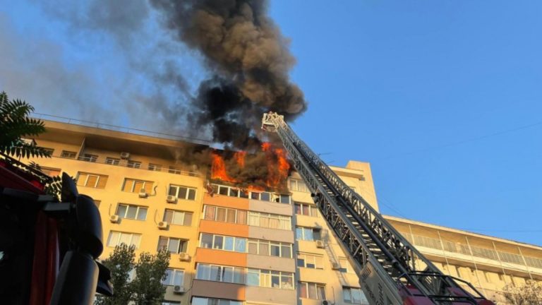 Un apartament dintr-un bloc de 10 etaje a luat foc!