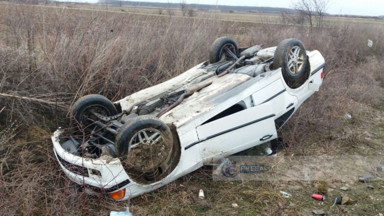 Un șofer din Timiș s-a răsturnat cu mașina în câmp
