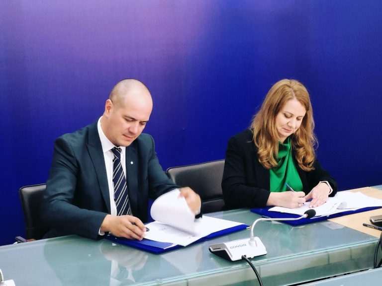 Două contracte de finanțare prin PNRR pentru dezvoltarea infrastructurii Universității de Vest din Timișoara (UVT), cu un buget total de 15 milioane Euro, semnate la Ministerul Educației