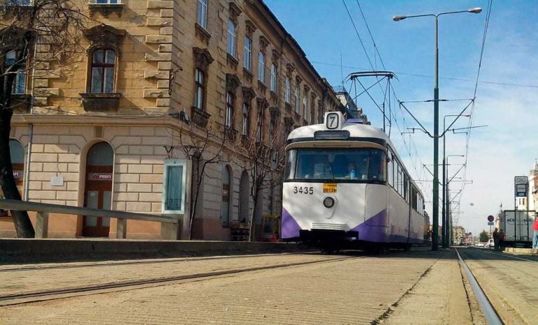 O bătrână din Timișoara a rămas cu mâna amputată după ce a căzut sub tramvai