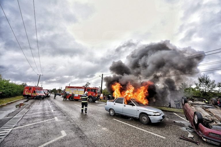 FOTO | O mașină a luat foc, de Ziua Pompierilor la Remetea Mare! Din fericire, a fost doar o demonstrație