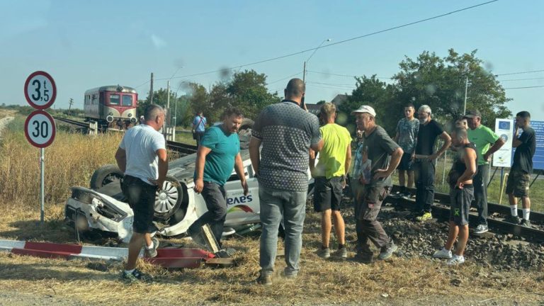 Accident pe Calea Urseni! O mașină, întoarsă cu roțile în sus pe șine!