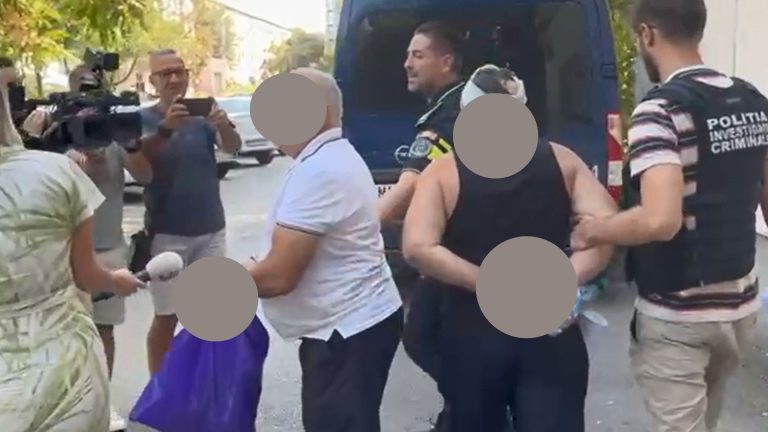 FOTO – VIDEO | Mai mulți bărbați au fost scoși de la audieri în urma bătăii iscate între clanurile rome din Fratelia! Unul dintre ei susține că a plătit taxă de protecție de 25.000 de euro