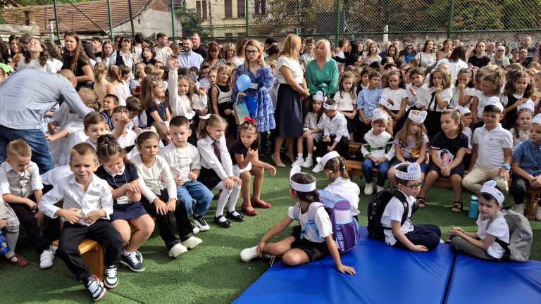 FOTO – VIDEO | Primul clopoțel la Colegiul Național Bănățean. Elevii, rugați să-și facă poză cu telefoanele