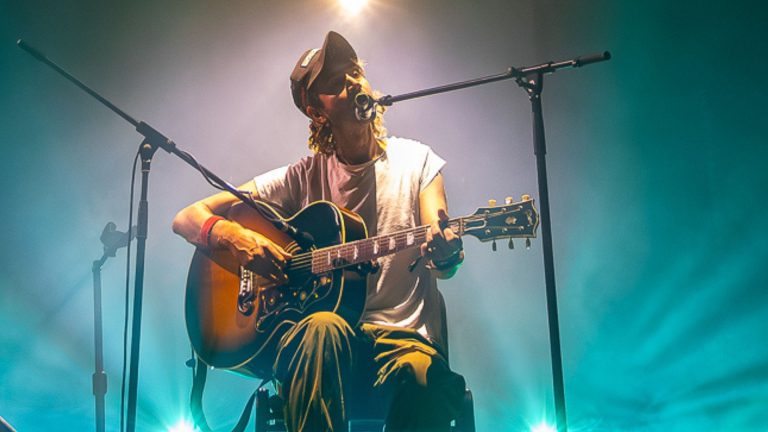 De ce instrumentele trupei Editors au rămas blocate 17 ore în Bulgaria? Imagini de la concertul acustic LIVE al lui Tom Smith