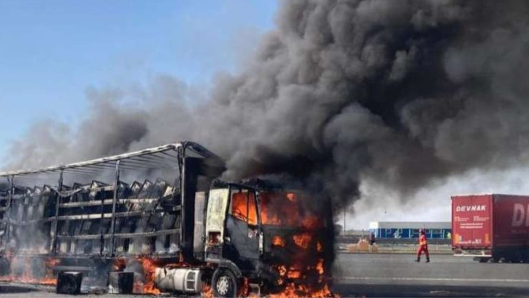 Un autocamion încărcat cu electrocasnice a ars în Vama Nădlac II